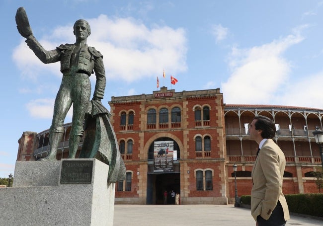 Juan Ortega, ante la escultura del maestro Santiago Martín 'El Viti' en la explanada de la puerta grande de La Glorieta.